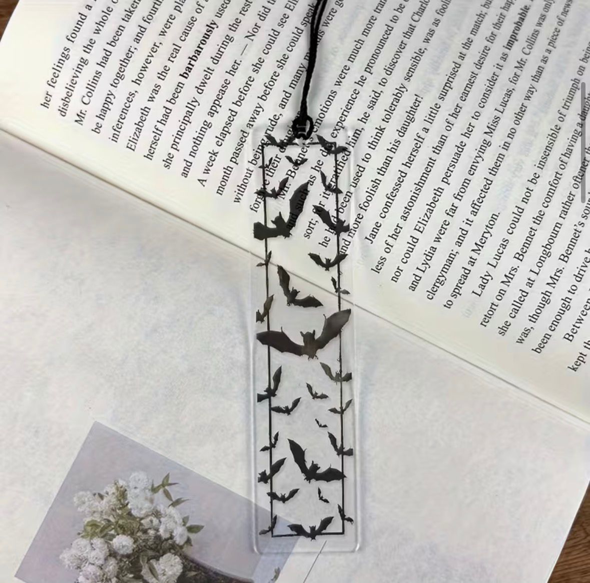 Separador de Libros Gótico de Acrílico "Vuelo Nocturno" | Diseño Murciélagos con Cuerda de Estoperoles Premium
