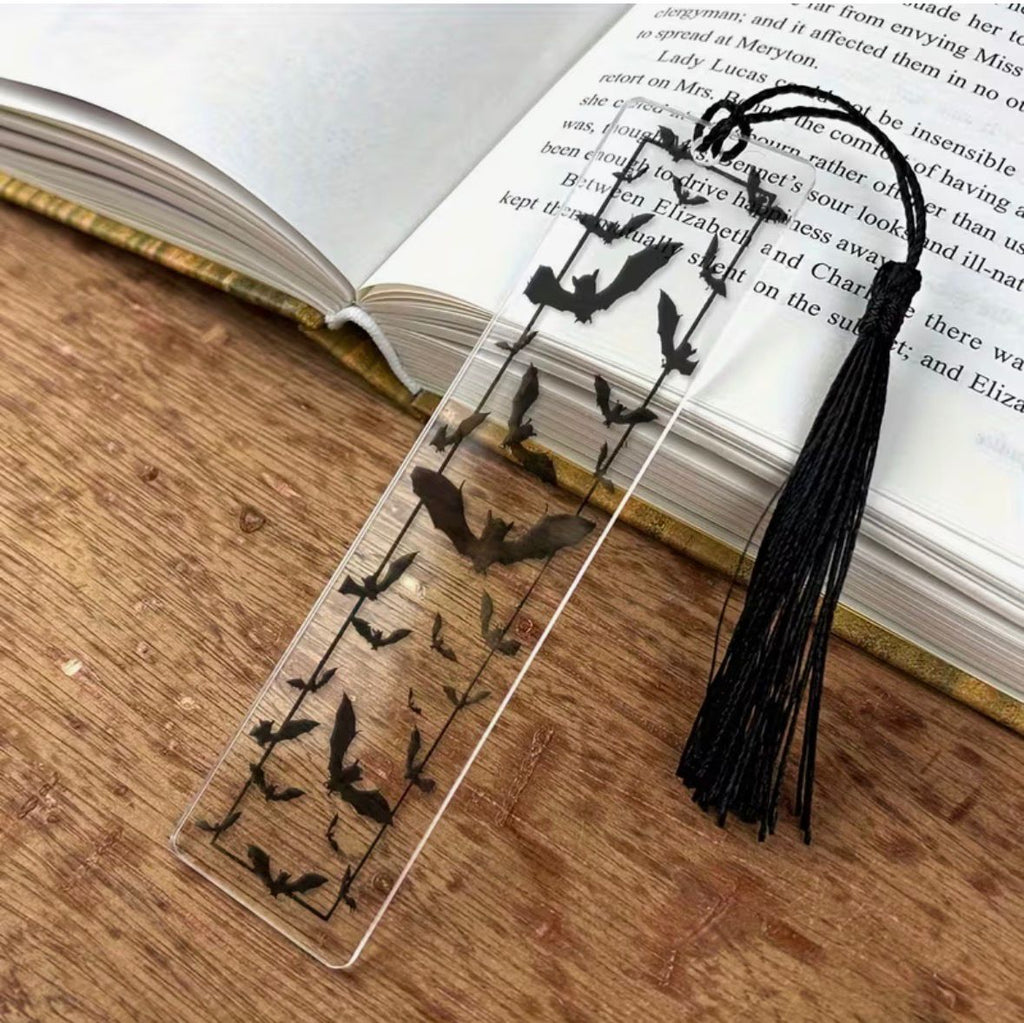 Separador de Libros Gótico de Acrílico "Vuelo Nocturno" | Diseño Murciélagos con Cuerda de Estoperoles Premium