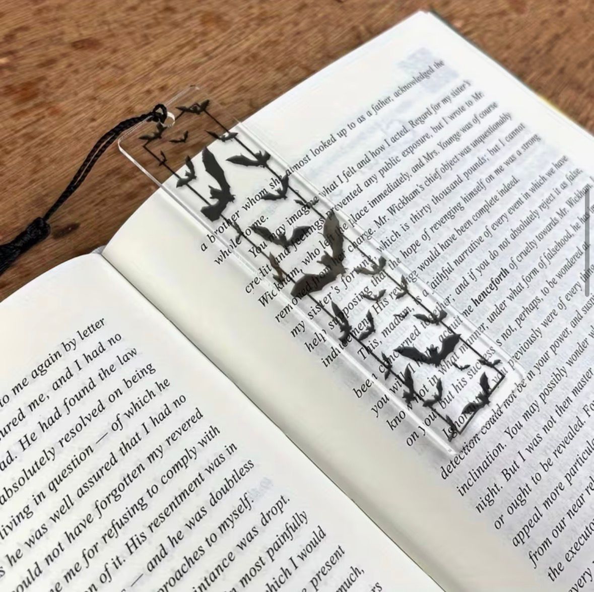 Separador de Libros Gótico de Acrílico "Vuelo Nocturno" | Diseño Murciélagos con Cuerda de Estoperoles Premium